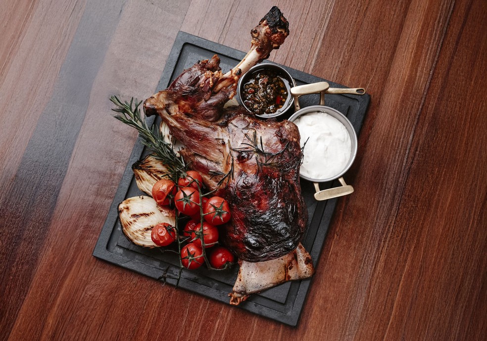 Cortés Asador: paleta de cordeiro, cebolas tostadas, coalhada seca e chimichurri de hortelã — Foto: Divulgação / Foto de Gui Galembeck