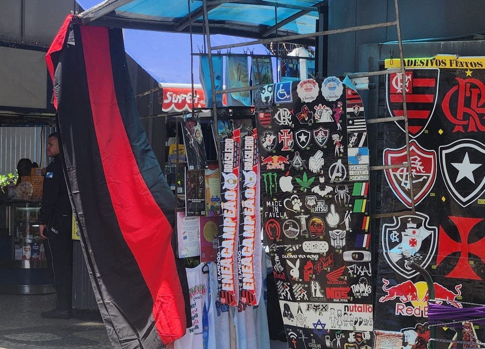 Banners naming Flamengo as champions of the Brazilian are also being sold - Photo: Amanda Rosa