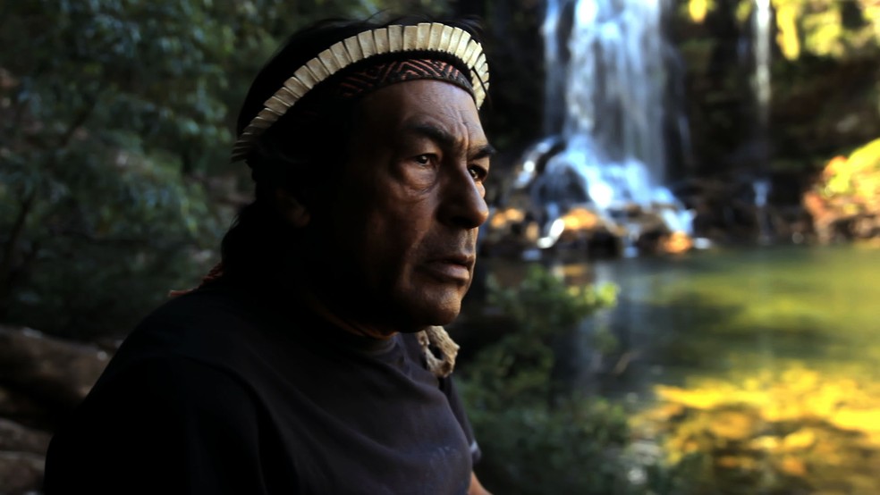 Em Botafogo. “Ailton Krenak: o sonho da pedra”, que acompanha a trajetória do líder indígena, será exibido hoje na FGV — Foto: Divulgação