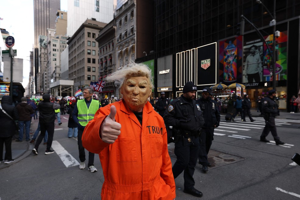 Autoridades declararam estado de emerg&ecirc;ncia devido &agrave; paralisa&ccedil;&atilde;o das atividades em Nova York &mdash; Foto: Timothy A. Clary/AFP