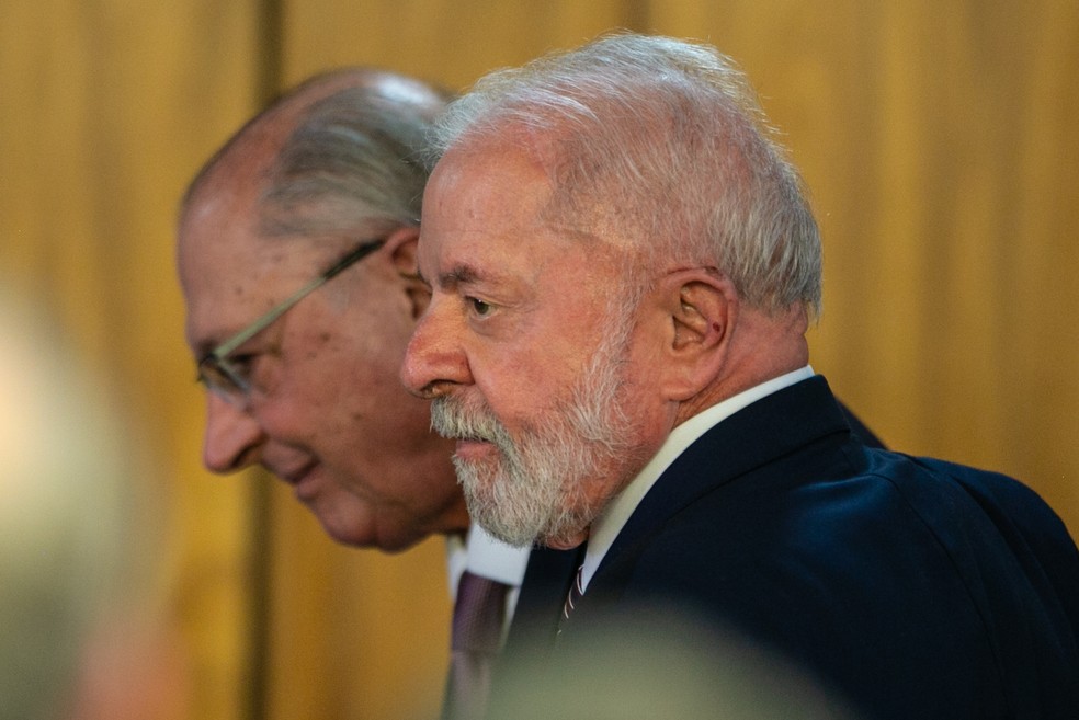 Lula e o vice-presidente Geraldo Alckmin, no Planalto — Foto: Brenno Carvalho / Agência O Globo