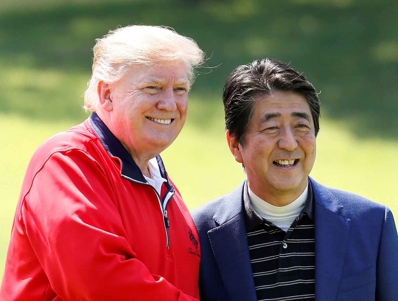 O anfitrião Shinzo Abe (R) e o então presidente dos EUA, Donald Trump, jogaram uma partida de golfe no Mobara Country Club, em Chiba  — Foto: KIMIMASA MAYAMA / AFP
