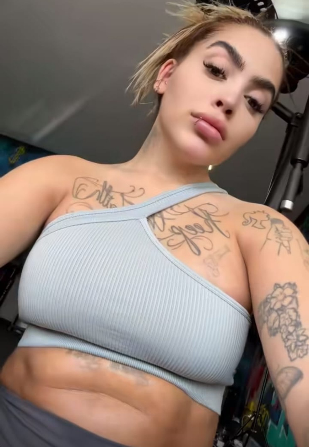 MC Mirella mostrou barriga após gravidez e fez desabafo — Foto: Reprodução Instagram