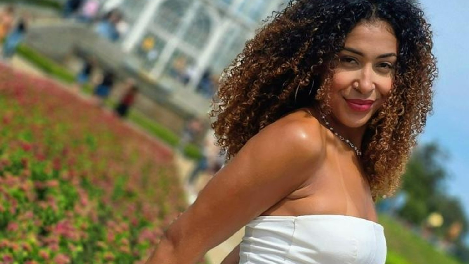 Influenciadora diz que IA clareou sua pele em fotos e levanta debate sobre padrão nas imagens