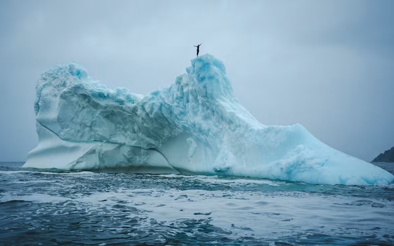 Mergulhadora faz história ao se tornar a primeira mulher a mergulhar de um iceberg no Atlântico Norte; veja vídeo