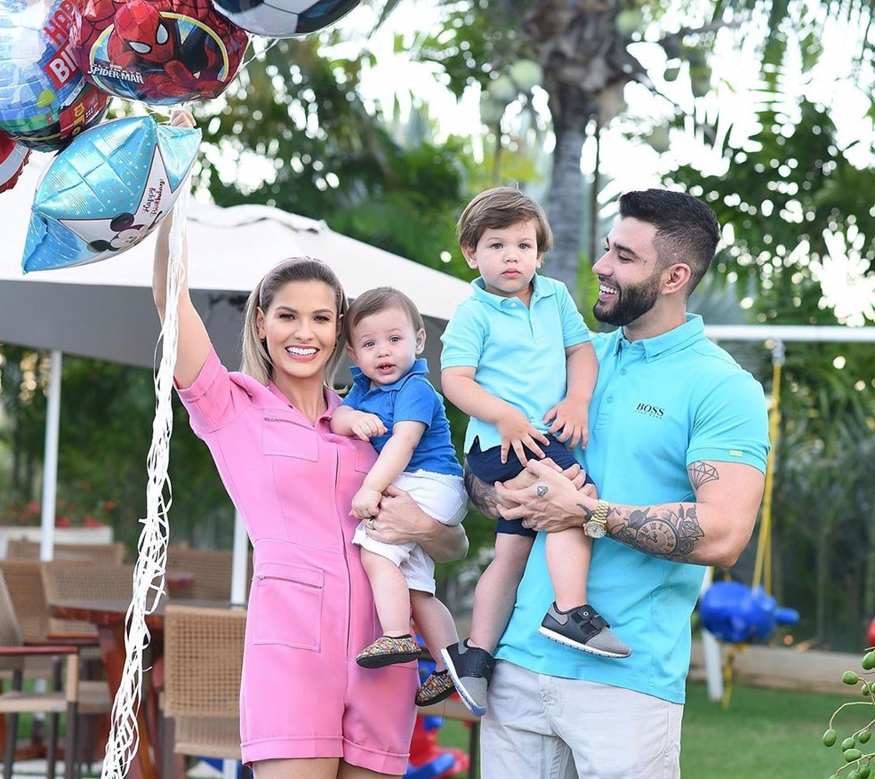 Gusttavo Lima com os filhos e a mulher, a modelo Andressa Suita — Foto: Reprodução/Instagram