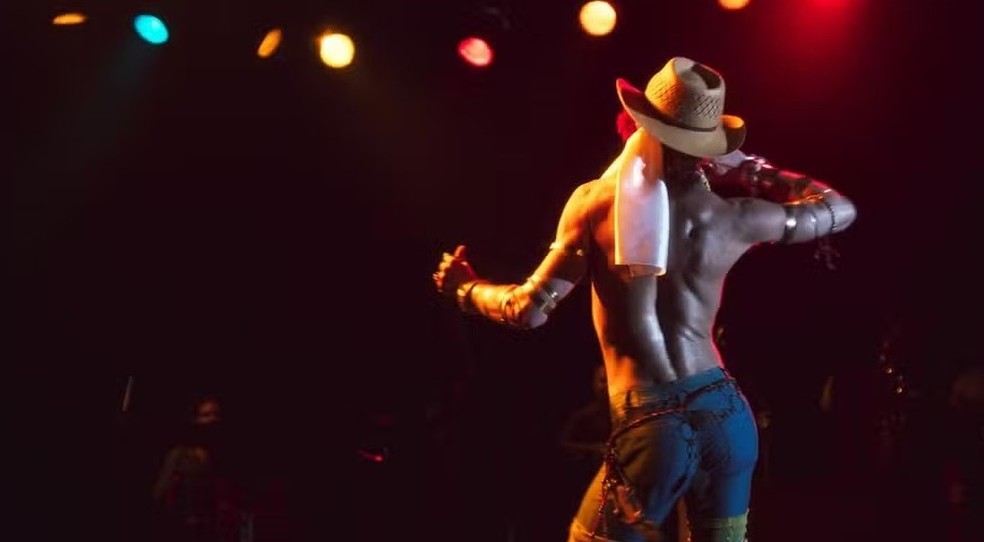 Primeira imagem que foi divulgada de Jesuíta Barbosa como Ney Matogrosso — Foto: Divulgação