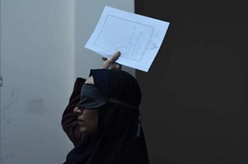 Condenado a levar chibatadas, cineasta iraniano que fugiu a pé de seu ...
