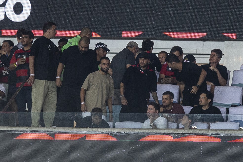 Neymar assiste a Flamengo x Grêmio, no Maracanã, em 2024 — Foto: Alexandre Cassiano