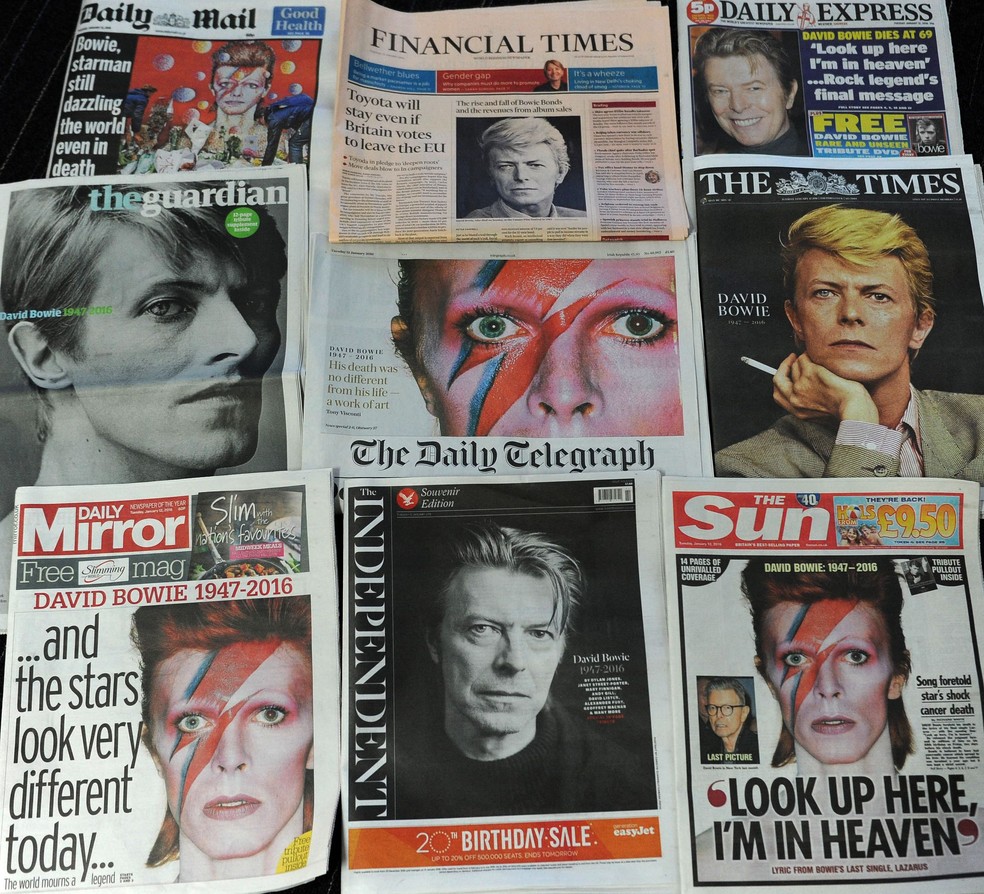 Capas de jornais e revistas no dia da morte do cantor David Bowie — Foto: Robert Bodman/AFP