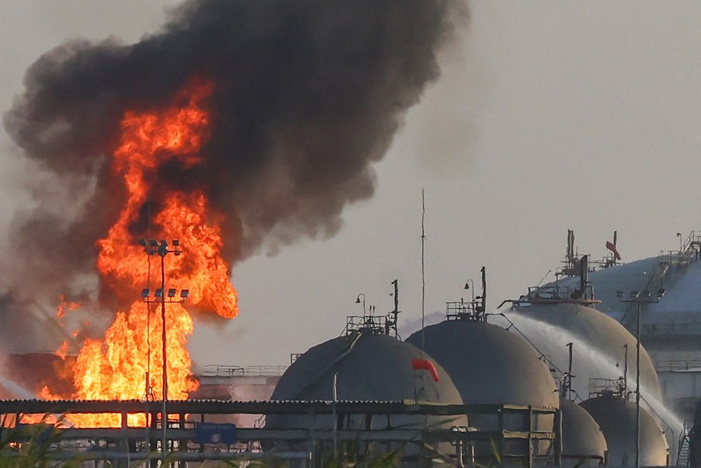 Chamas ardem em uma instalação da gigante petrolífera saudita Aramco, ao sul de Riade, em 3 de outubro de 2026 — Foto: AFP