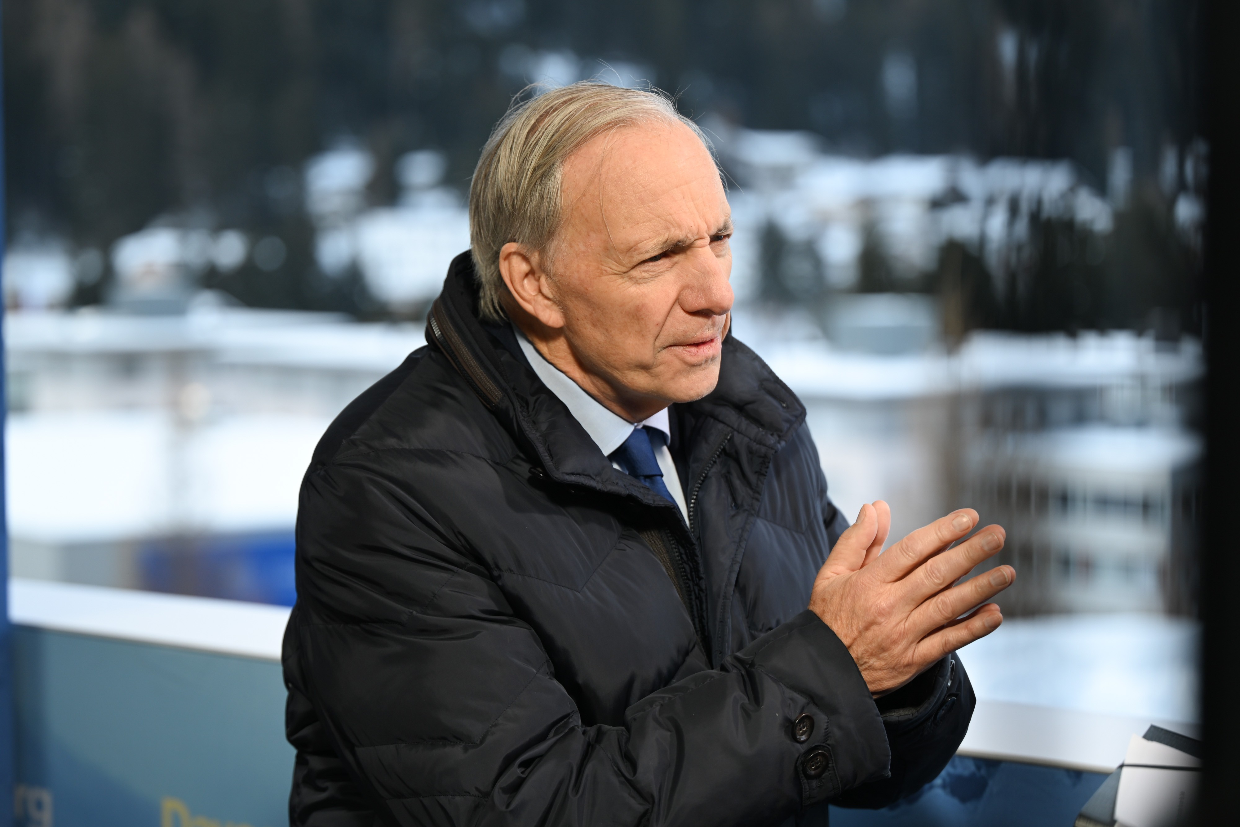 Ray Dalio, investidor bilionário, alerta para risco de crise da dívida nos EUA e  recomenda vender títulos e comprar ouro e Bitcoin - QTU Questões do Universo