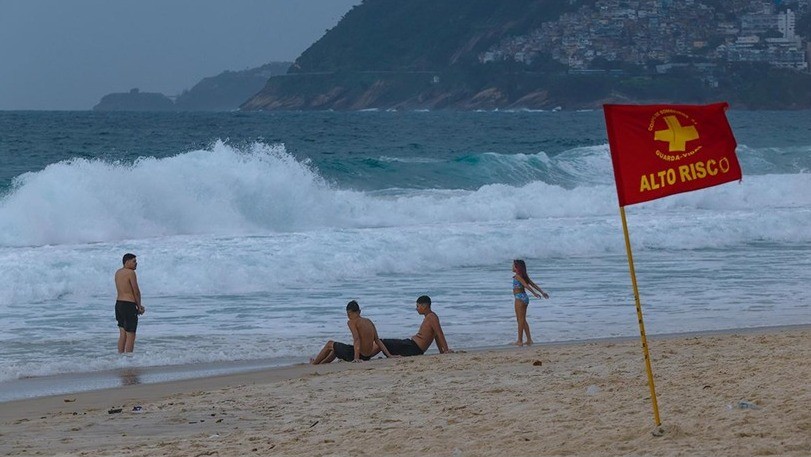 Frente fria provoca ressaca e ondas de até três metros no litoral