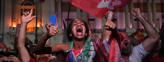 Eleitores festejam a terceira eleição de Lula para mandato presidencial, no Centro do Rio — Foto: Pablo Porciuncula/AFP