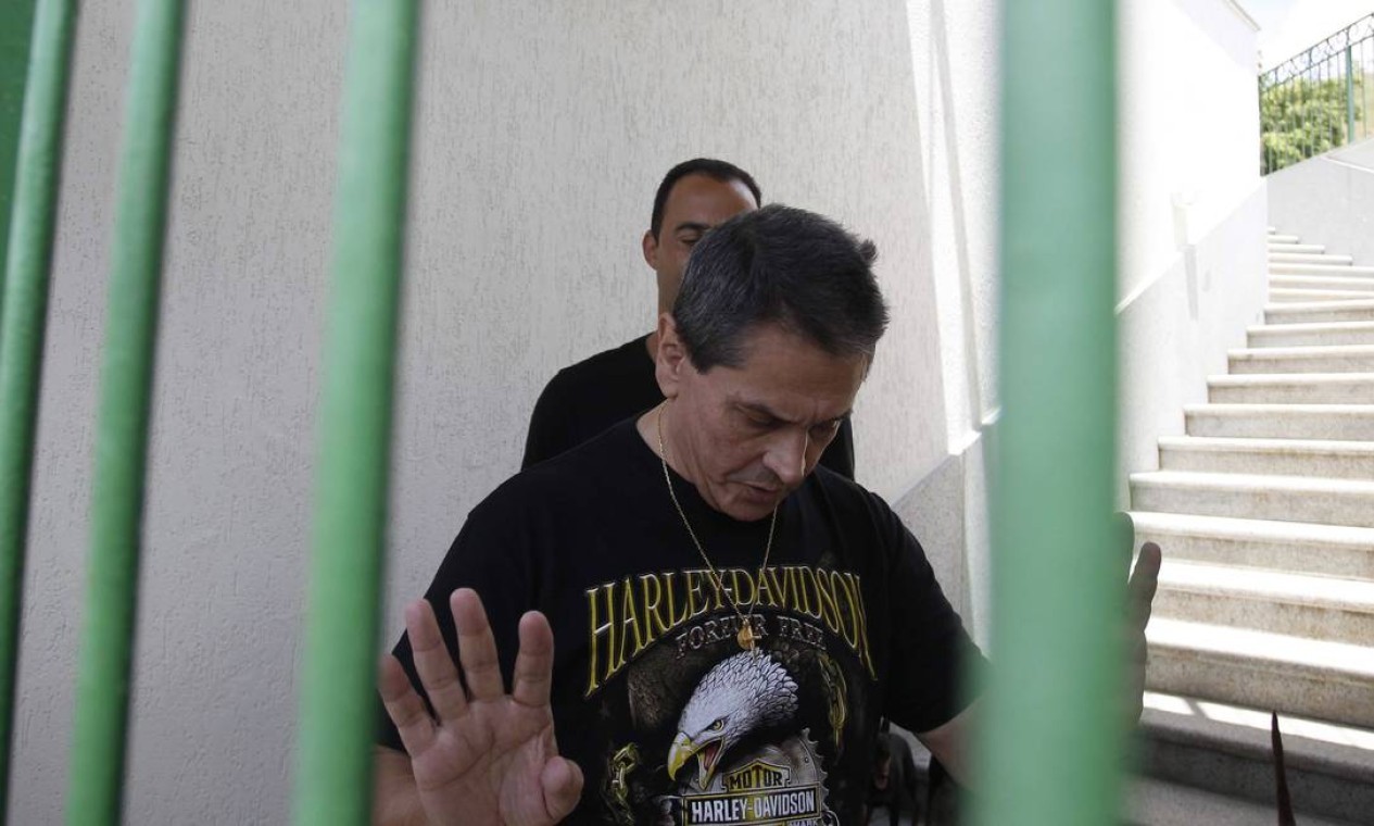 Em 2014, Roberto Jefferson deixa a sua casa em Levy Gasparian após receber o mandado de prisão das mãos de um agente da Polícia Federal. — Foto: Pablo Jacob / Agência O Globo - 22/02/2014