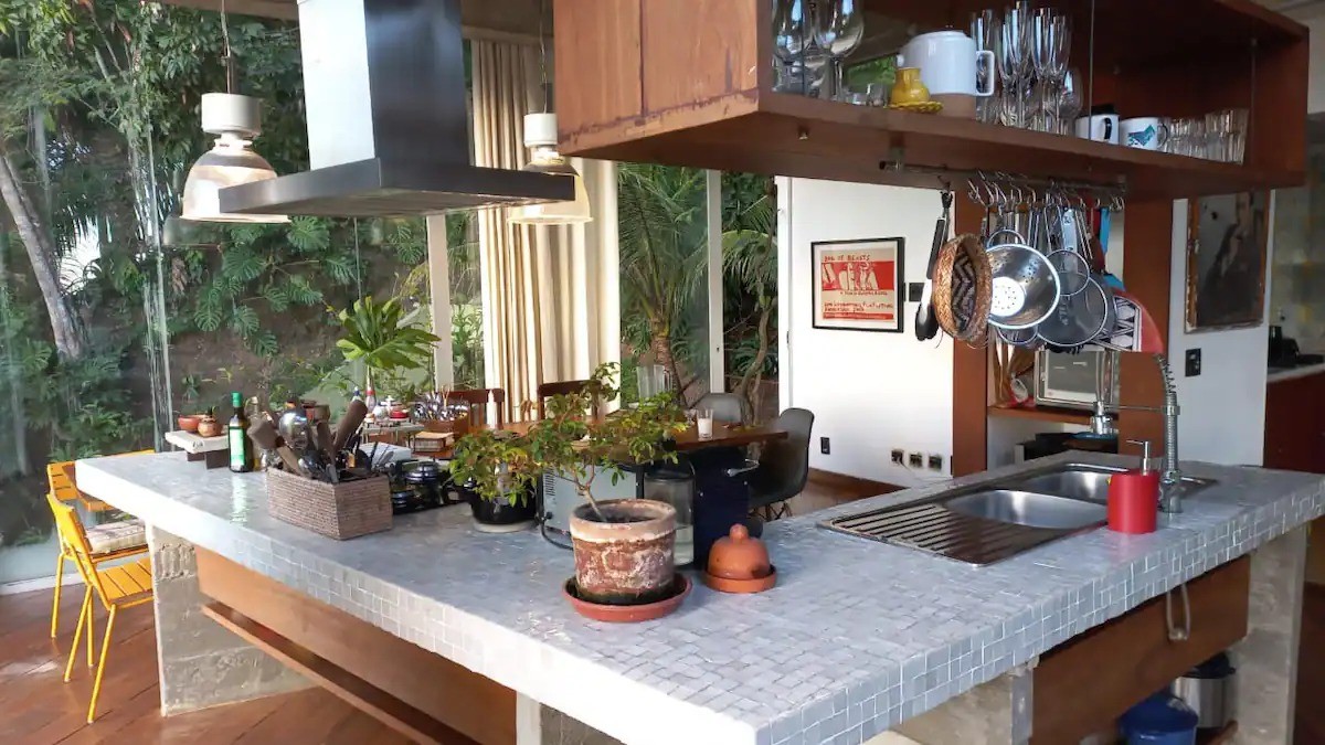 A cozinha de Caio Blat — Foto: Reprodução/Airbnb