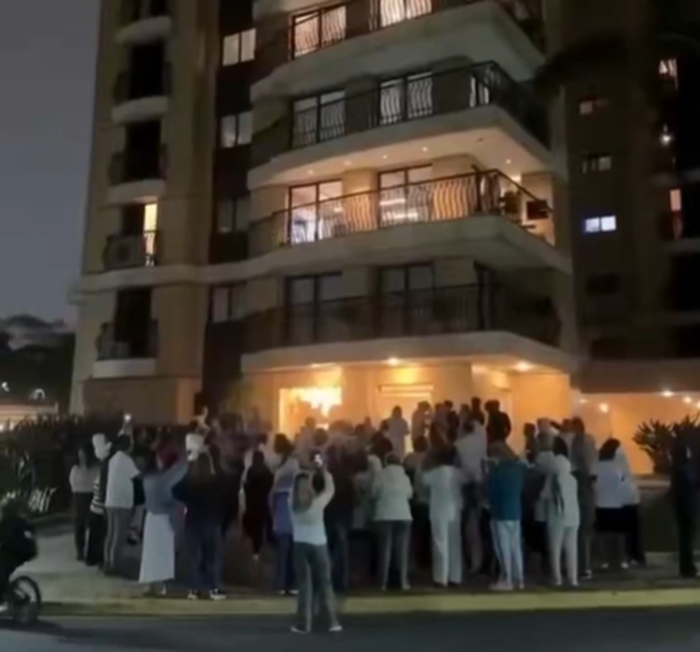 Moradores fazem protesto em frente a varanda de Aline Mineiro após caso de agressão em condomínio de SP — Foto: Reprodução/X