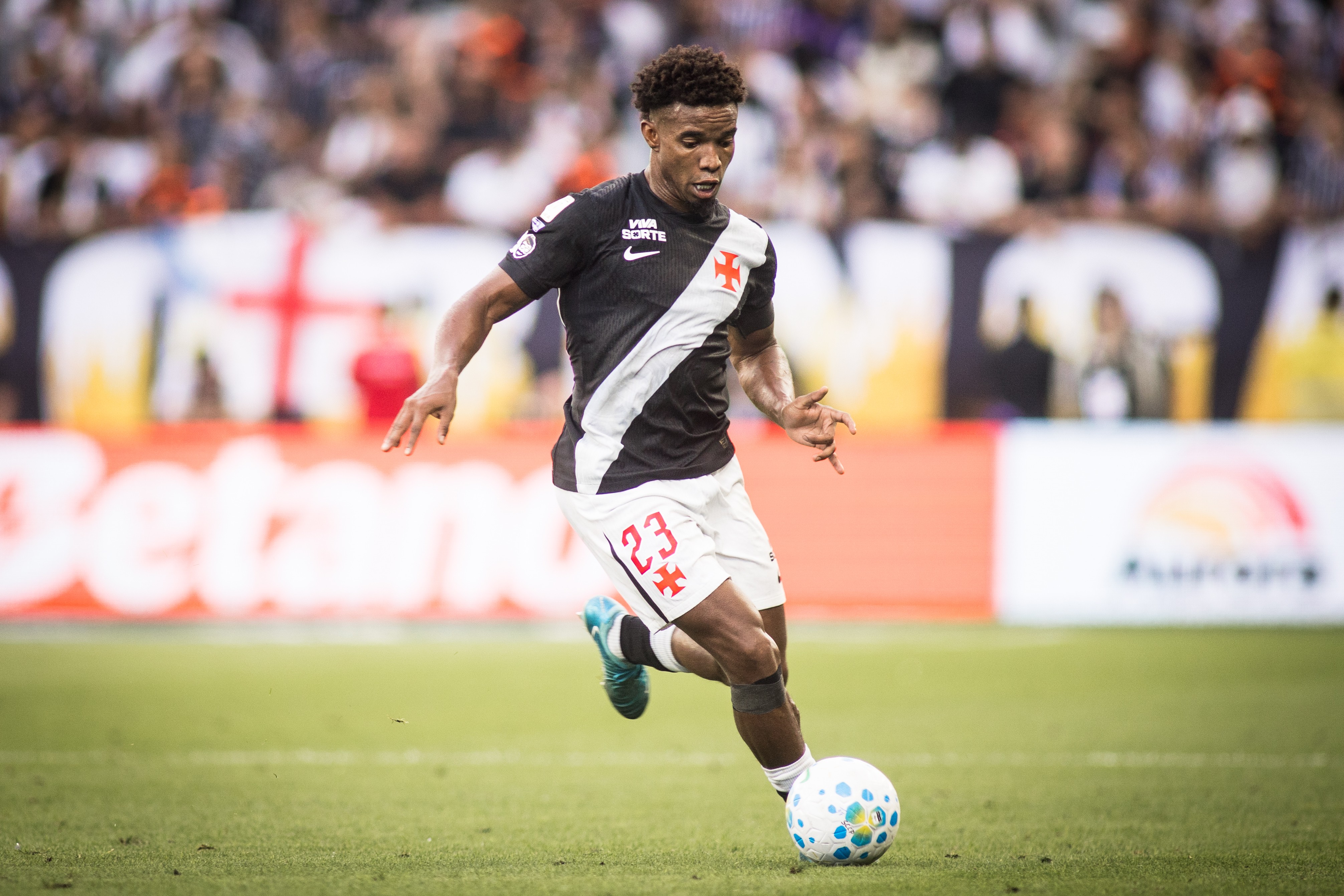 Procuradoria do STJD entra com recurso contra decisão que absolveu Thiago Mendes, do Vasco, por críticas à arbitragem