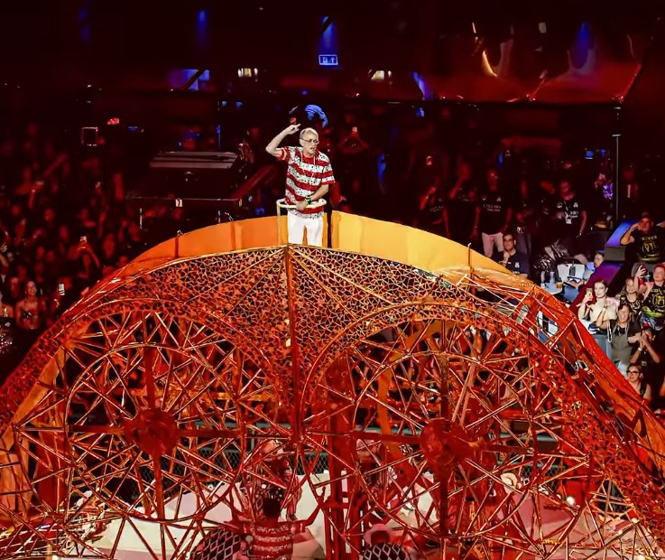 Viradouro conquista o Estandarte de Ouro 2026 na categoria de melhor Comissão de Frente, que colocou o Mestre Ciça como destaque — Foto: Reprodução/Instagram/RioCarnaval