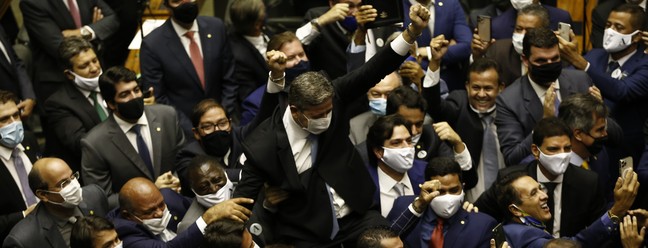 Arthur Lira sendo carregado por outros deputados em comemora&ccedil;&atilde;o ap&oacute;s ser eleito presidente da C&acirc;mara dos Deputados em 2021 &mdash; Foto: Pablo Jacob / Ag&ecirc;ncia O Globo