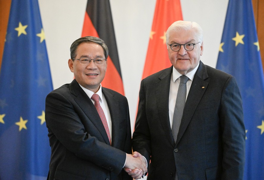 O presidente alemão Frank-Walter Steinmeier (à direita) e o primeiro-ministro chinês Li Qiang em encontro no palácio presidencial de Bellevue, em Berlim, Alemanha
