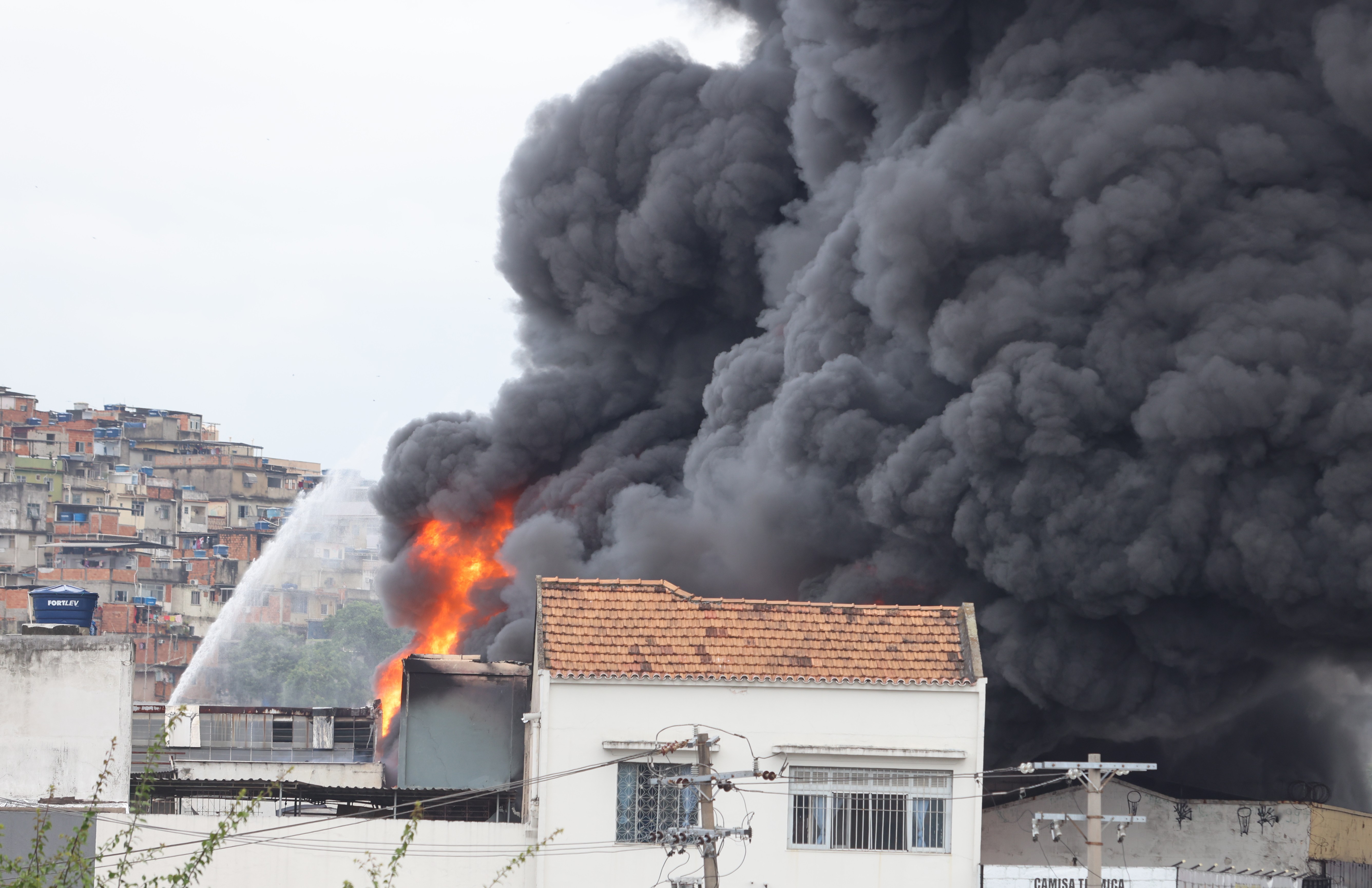 Drama em Ramos marca dia com seis incêndios no Rio; fogo poderia ter queimado um quarteirão inteiro, dizem bombeiros