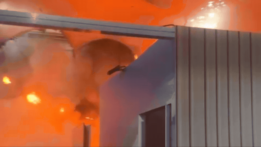 'Delegados em pânico correram para evacuar o centro de convenções improvisado': imprensa global repercute fogo na COP30