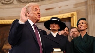 Donald Trump faz juramento na cerimônia de posse para presidência, no dia 20 de janeiro de 2025 — Foto: Chip Somodevilla / AFP
