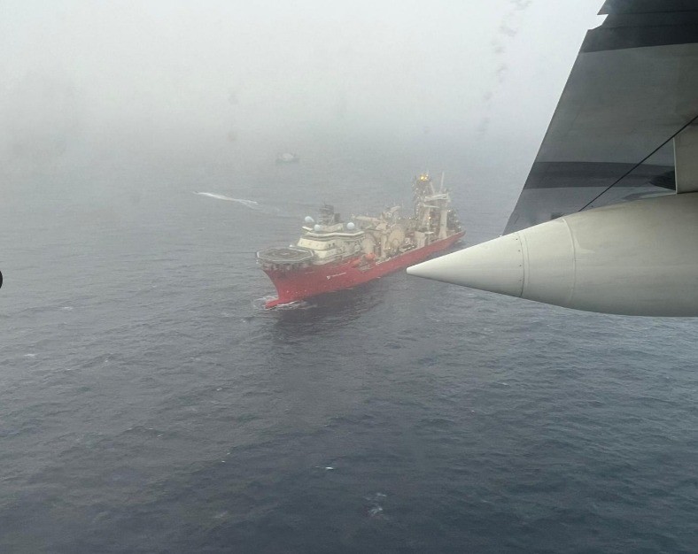 Imagem divulgada pela Guarda-Costeira dos EUA mostra navio Deep Energy, que participa das buscas pelo submarino Titan — Foto: Reprodução 