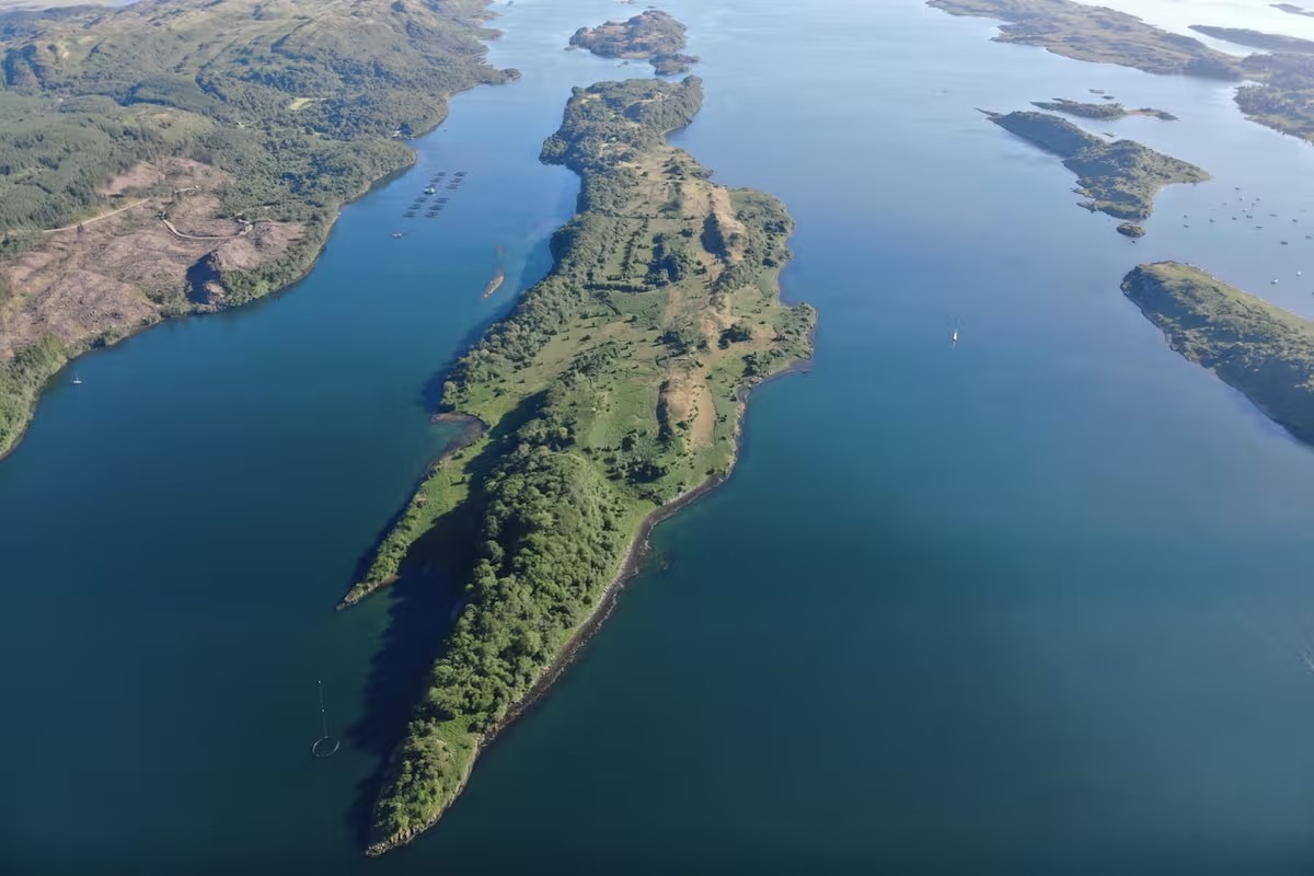 À venda, ilha particular na Escócia se tornou refúgio para vida selvagem e já foi de tutor do último imperador da China