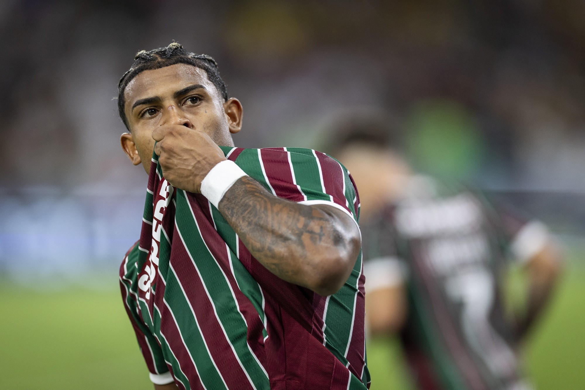 Fluminense passa sufoco contra o Vitória, mas busca empate com gol no final