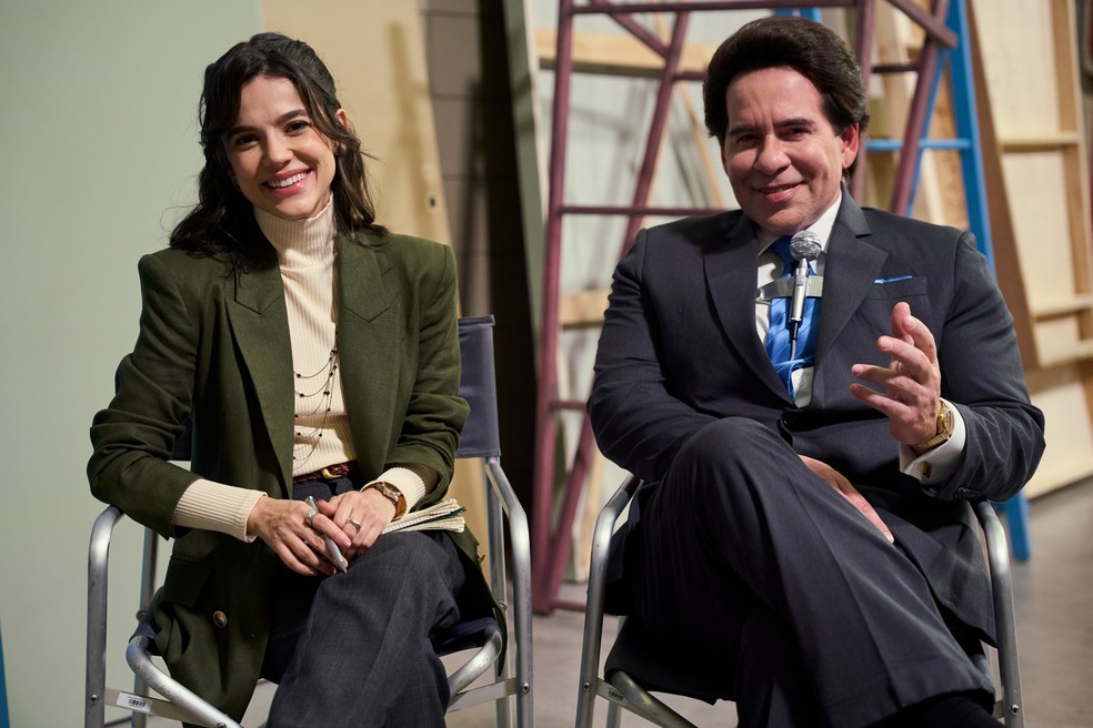 Manu Gavassi interpreta marketeira da campanha de Silvio, que se encanta aos poucos por sua história — Foto: Dovilgação/Fernando Pastorelli