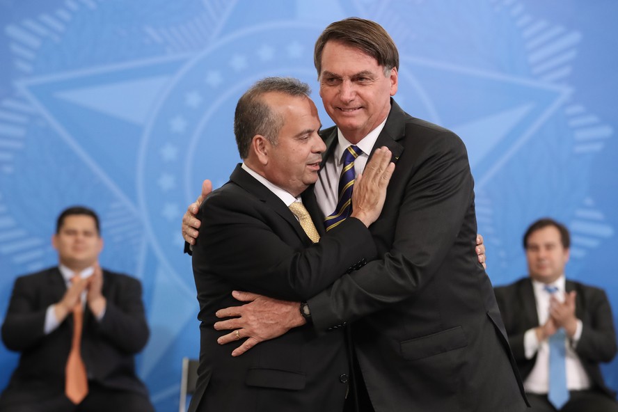Rogério Marinho, então ministro do Desenvolvimento Regional, abraça Jair Bolsonaro em cerimônia no Planalto em 2020