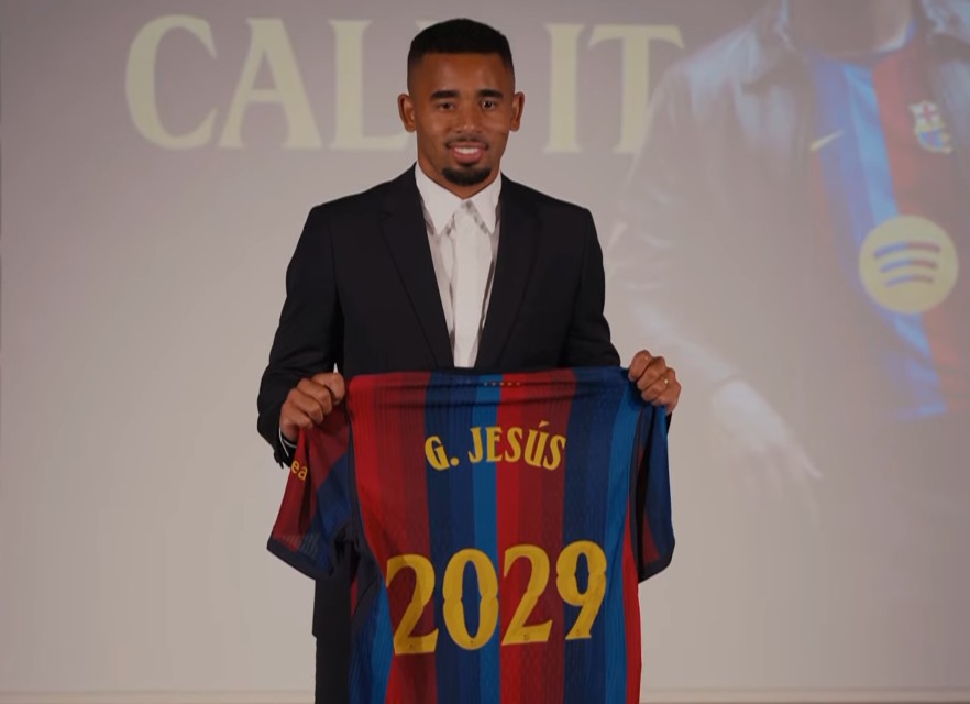 Gabriel Jesus diz que matava aula para ver Ronaldinho e aceitou redução salarial 