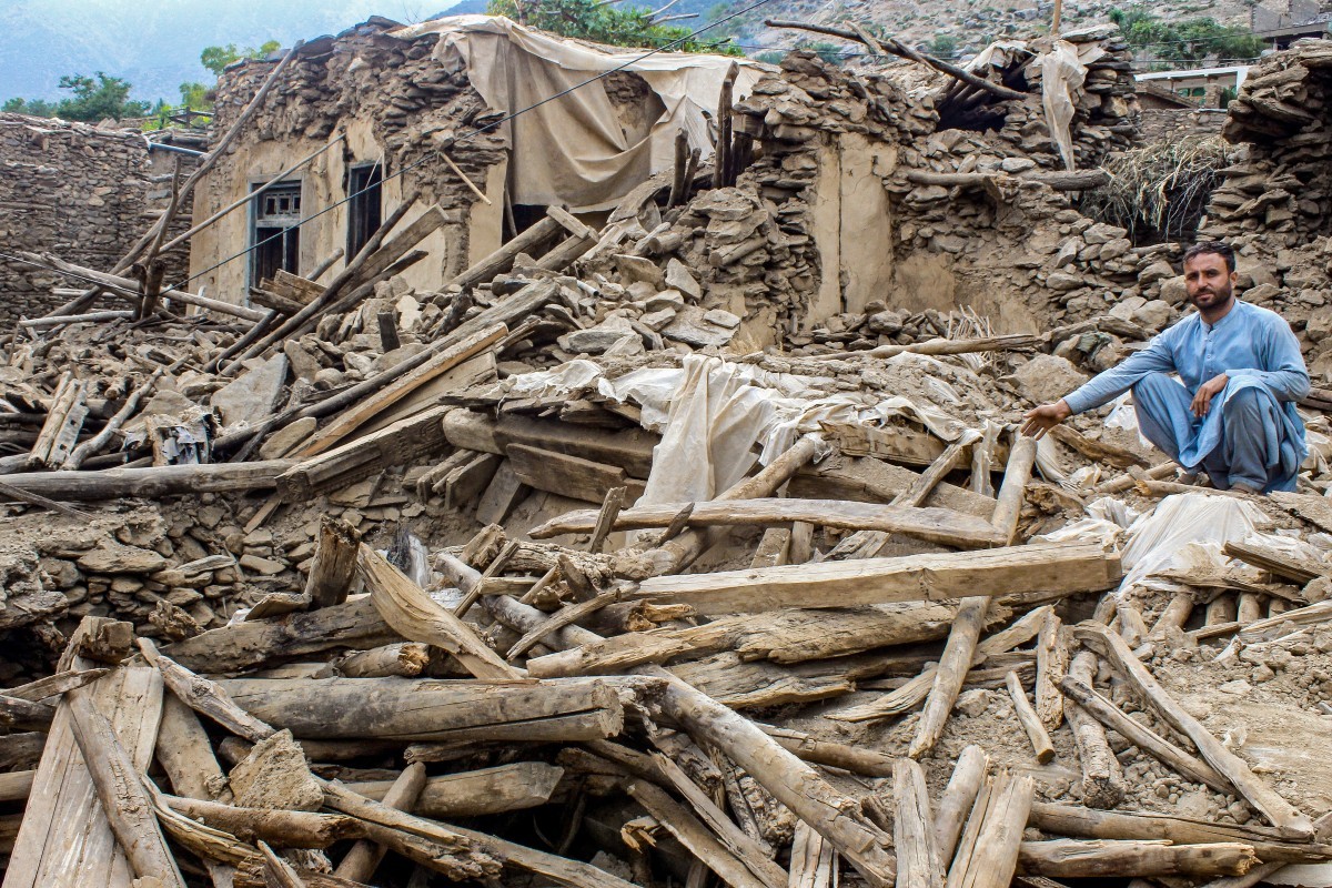 Homemafegão Sentado Entre os eScombros de sua casadestruída Apóso terremoto no distrito de dara-ii-nur, província de nangarhar, em 3 de setembro de 2025 - foto - foto: afppo: afpp: afpp: afpp