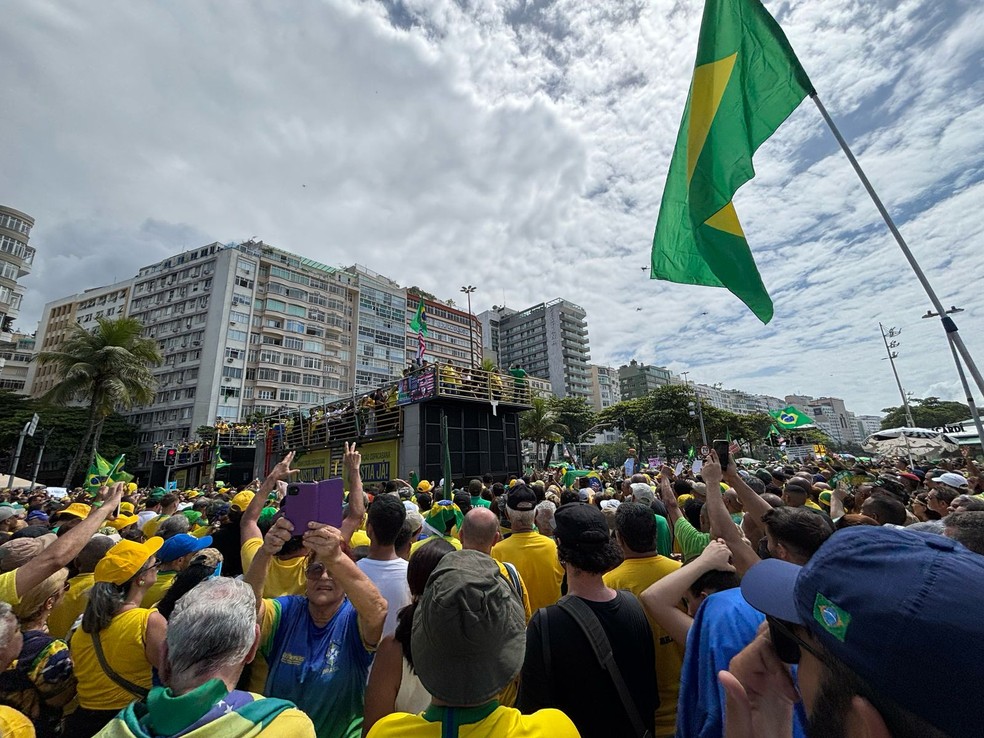Apoiadores de Bolsonaro na Avenida Atlântica, em Copacabana, no Rio — Foto: Alexandre Cassiano/Agência O Globo