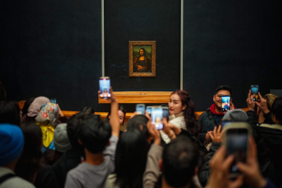 A sala que abriga a Mona Lisa, admirada por cerca de 20 mil visitantes todos os dias — Foto: Dimitar Dilkoff/AFP