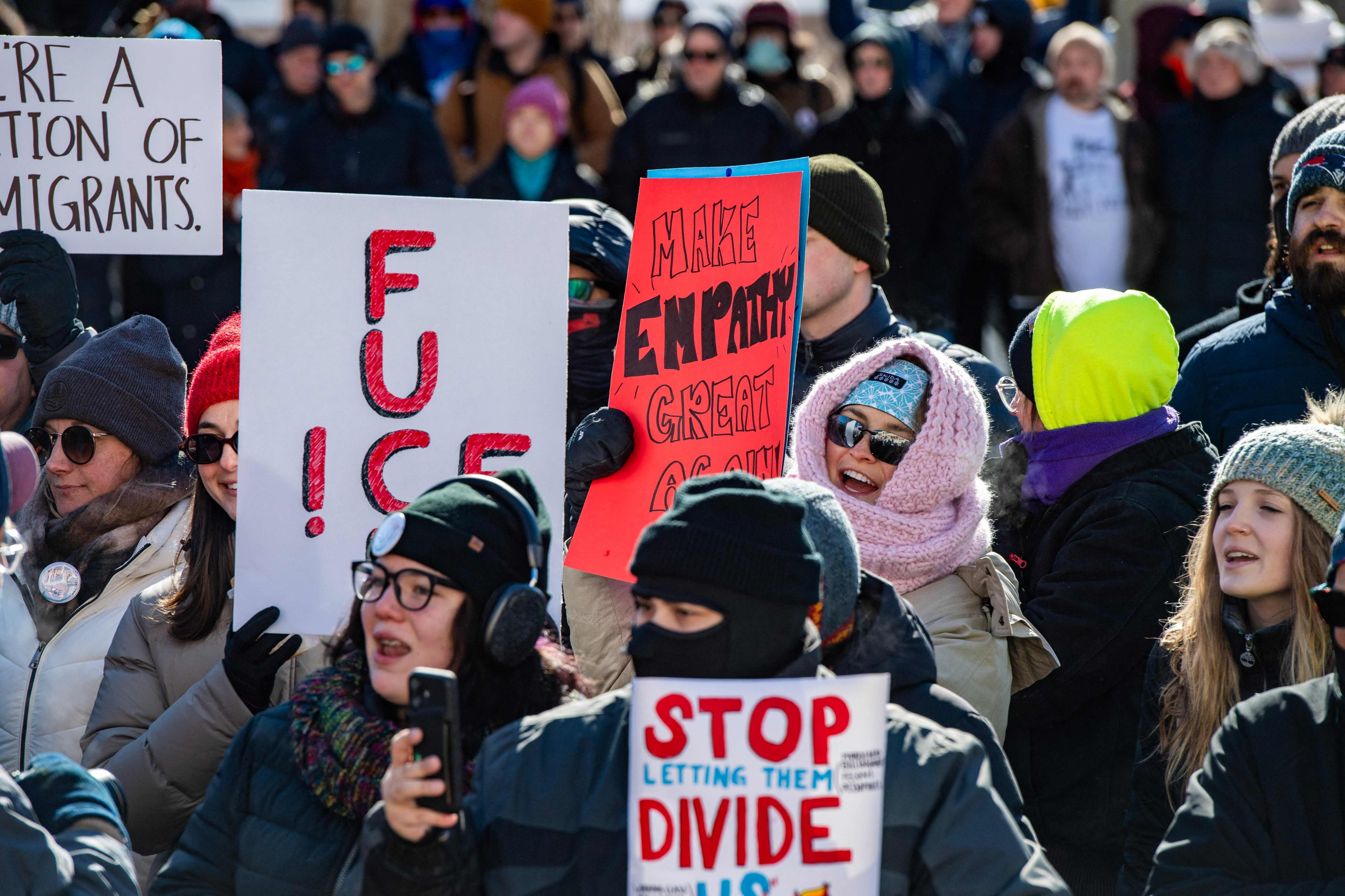 Ju&iacute;za nega pedido para bloquear refor&ccedil;o do ICE em Minnesota enquanto protestos contra a&ccedil;&atilde;o federal continuam nos EUA