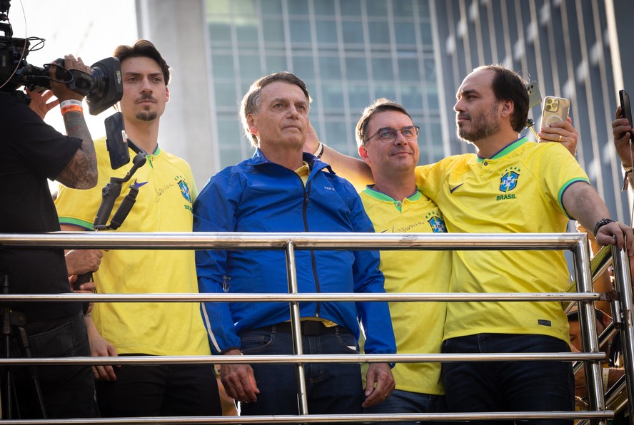 Bolsonaro e os filhos, Renan, Flavio e Carlos Bolsonaro