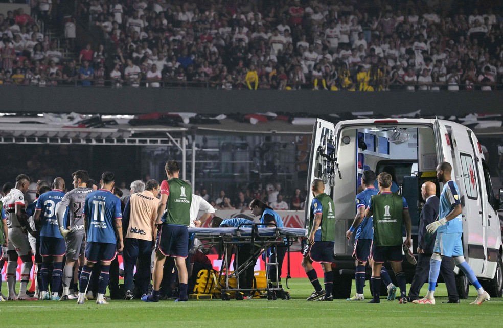 Izquierdo sofreu uma arritimia cardíaca durante a partida contra o São Paulo — Foto: NELSON ALMEIDA / AFP