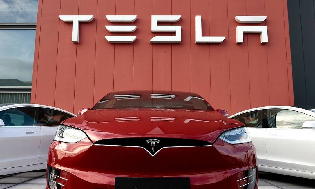 Tesla, fabricante de veíclos elétricos, propõe aos acionistas desdobramento de ações — Foto: AFP