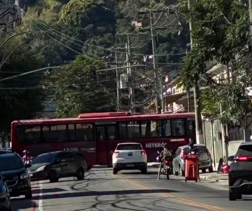 Criminosos bloqueiam rua em Niterói em represália a operação policial
