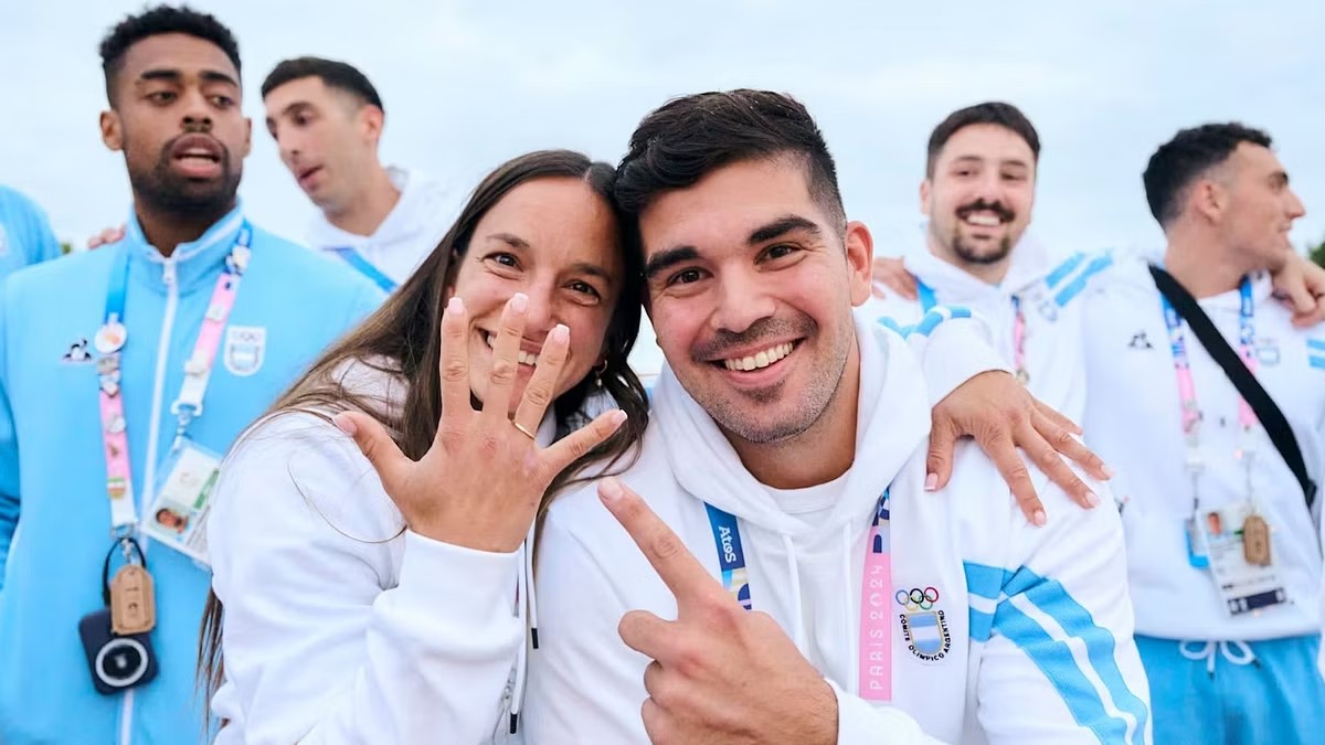 Pablo Simonet, Argentine handball player, proposed to his girlfriend Maria Pilar Campoy, field hockey athlete, still at the Olympic village in Paris — Photo: Rakuto MAKINO / IOC / Disclosure