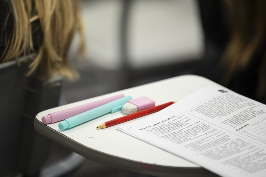 Detalhe de apostila e caderno de estudos de estudante do Enem