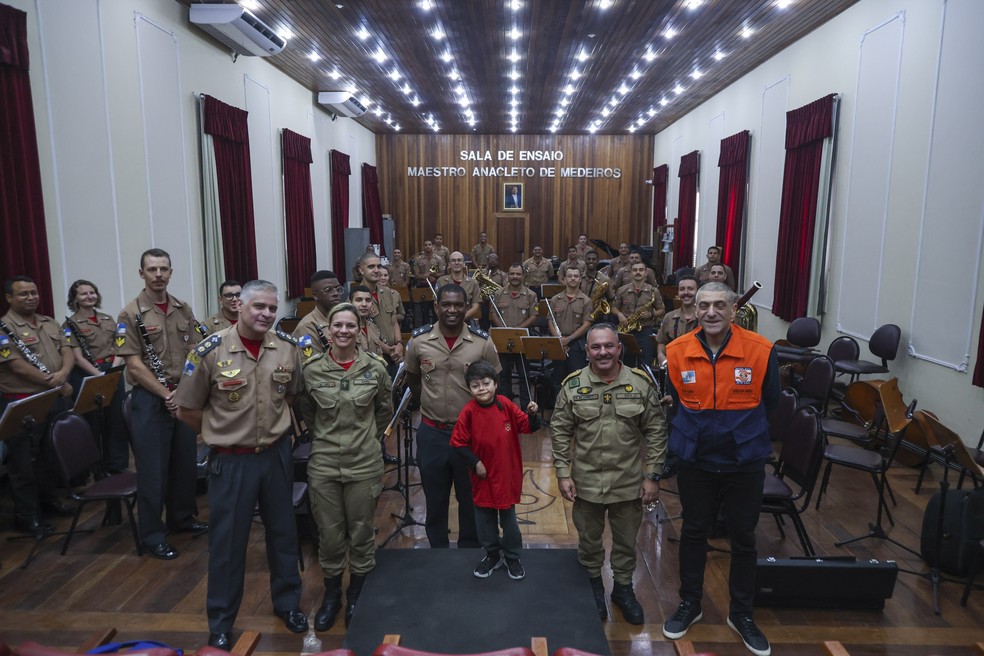 Orquestra dos Bombeiros com Menino Gui — Foto: Ricardo Cassiano/Divulgação CBMERJ