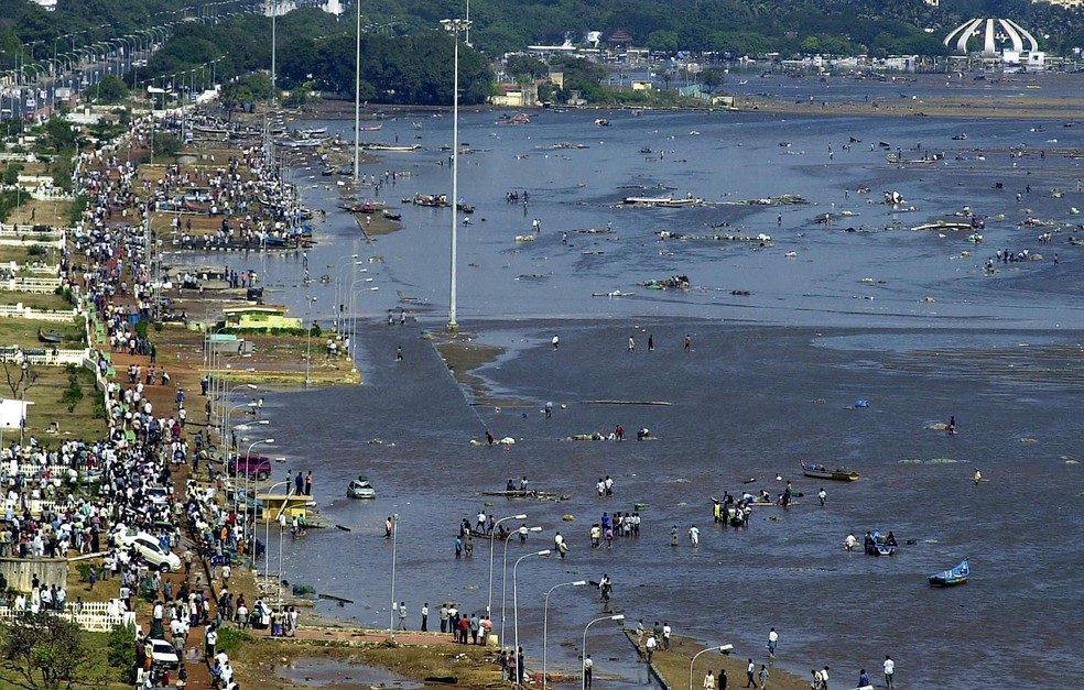 Praia da Marina, em Chennai, após o impacto inicial da tsunami no Oceano Índico, em dezembro de 2004 — Foto: AFP