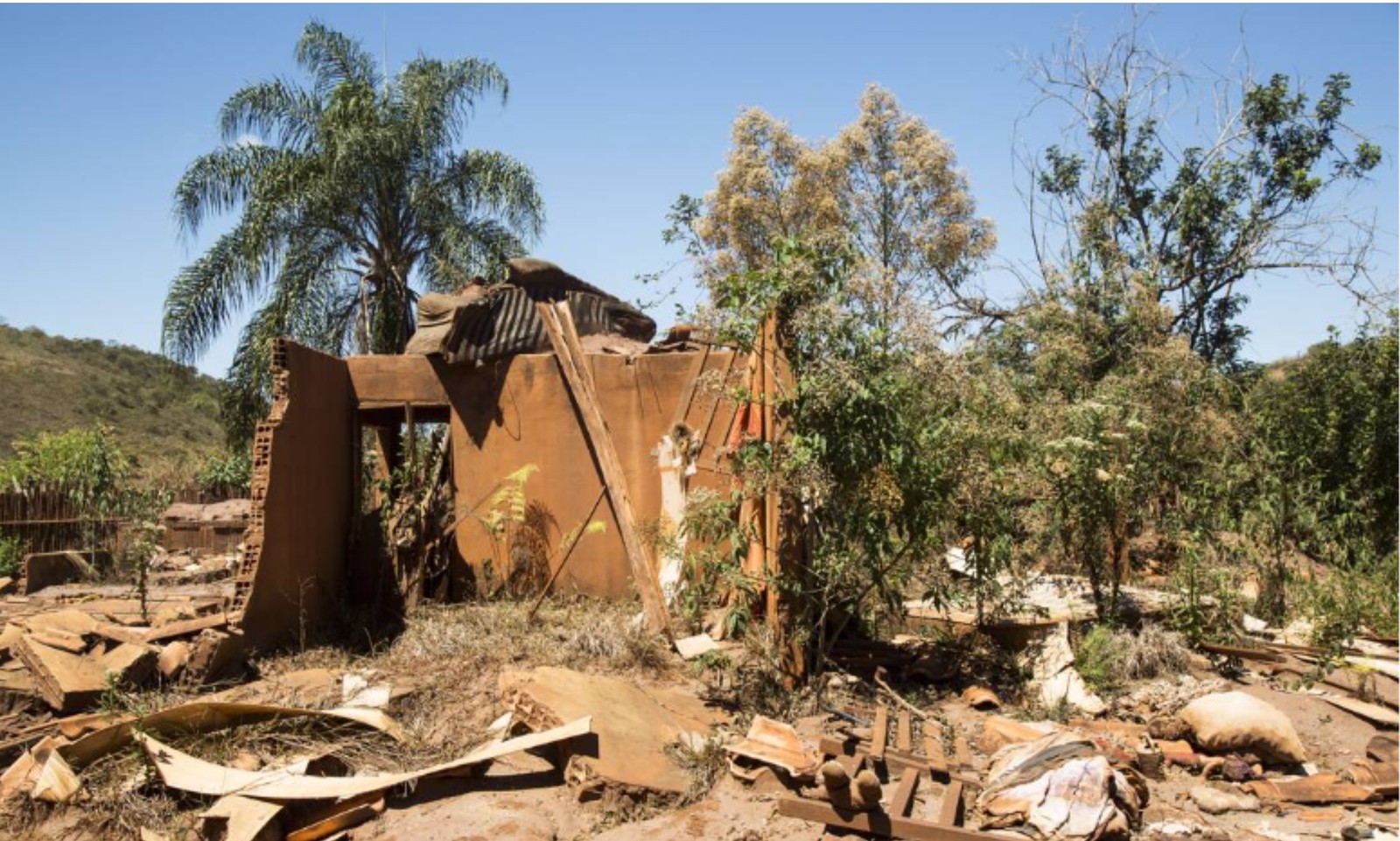 Escombros de habitação em Paracatu de Baixo, em Mariana, derrubada pela enxurrada de lama de minérios da Samarco, em 2016, e captados por Ana Branco 