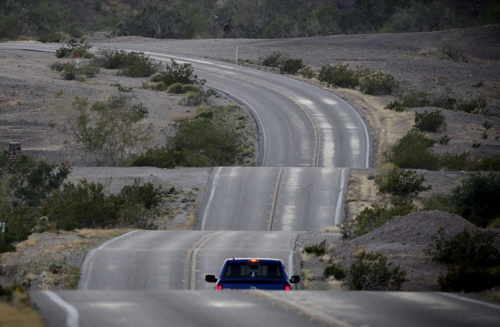 Um carro percorre a estrada onde foi filmada a perseguição de "Uma batalha após a outra", em Glamis, Califórnia — Foto: Foto por SANDY HUFFAKER / AFP