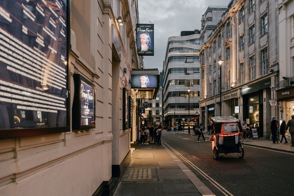 Uma rua no West End, a região onde se concentra a maior parte dos teatros de Londres  — Foto: Joanna Yee/The New York Times