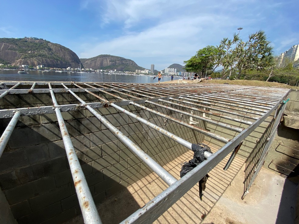 Vazia, mas com um pedaço de lona amarrado à grade e marcas de fogo na parede: como ficou sala de exposição do Monumento a Estácio de Sá após casal em situação de rua ser retirado — Foto: João Vitor Costa / Agência O Globo